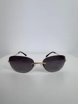 Lentes de sol con protección UV400 y patillas metálicas doradas.