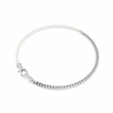 Collar plateado con una mitad de cadena de eslabones y otra mitad de perlas blancas. El cierre es de mosquetón con incrustaciones de cristales transparentes.