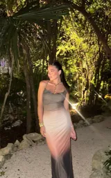 Vestido largo de microtul con forro, con breteles finos y espalda regulable. Presenta un diseño degradado que va del verde oliva en la parte superior al negro en el ruedo, pasando por un tono nude en el centro.