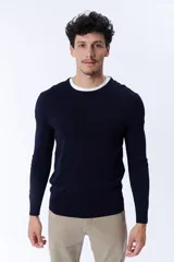 Buzo de punto con cuello redondo a la base, color azul marino.