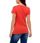 Remera verde con estampa en el frente con el logo de Caterpillar y la leyenda "Operation Deep Freeze Antarctica 1955-1956".