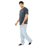 Remera gris de corte oversize con logo de Volcom estampado en el pecho.