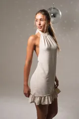 Vestido corto rojo de tela polina, con cuello halter, sin mangas y volado en el ruedo.