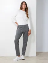Pantalón de algodón gris con cintura elástica.