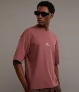 Remera masculina de algodón color ladrillo, corte boxy, cuello redondo y manga corta. Estampa lettering en el pecho.