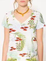 Remera estampada de flame de algodón, con cuello en V, recorte central en la espalda y ruedo curvo.