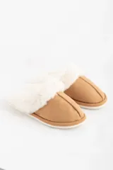Pantuflas cerradas color camel con interior de piel sintética blanca.