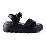 Sandalias negras con plataforma y hebilla metálica.