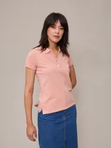 Remera polo de piqué color salmón con cuello clásico y tapeta de botones.