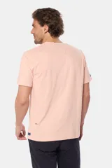 Remera celeste de manga corta con cuello redondo y bordado pequeño en el pecho. Corte clásico.