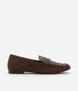 Mocasín de cuero color marrón con puntera fina, detalle de pliegues y tachuelas plateadas.