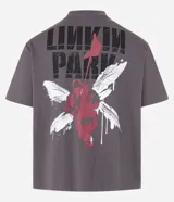 Remera gris con estampa del logo de la banda Linkin Park en el frente.