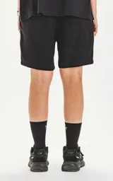 Bermuda negra de algodón con cintura elástica, cordón ajustable con texto bordado y bolsillos laterales.