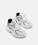 Zapatillas deportivas blancas con detalles en plateado y azul marino, de estilo chunky y suela gruesa.