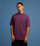 Remera blanca de algodón, corte holgado, cuello redondo alto, manga corta y sisas caídas.