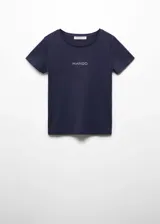 Remera negra de algodón con cuello redondo y logo de la marca estampado en el pecho.