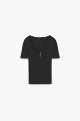 Camiseta negra de corte slim fit, con escote en pico y mangas tres cuartos. Presenta detalle de encaje en el escote y está confeccionada en tejido de punto canalé.