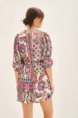 Vestido corto con estampado floral multicolor, cuello redondo, mangas 3/4 y lazo para ajustar en la cintura.