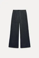 Pantalón ancho de punto color gris oscuro, con cintura elástica y tiro alto.