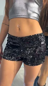 Short negro de tiro bajo con lentejuelas.
