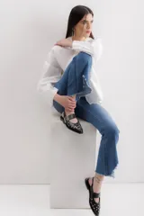 Zapato chata negro de cuero con punta fina y correa con hebilla metálica.