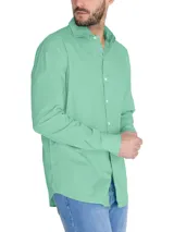 Camisa de manga larga celeste claro con cuello italiano y logo bordado en el pecho.