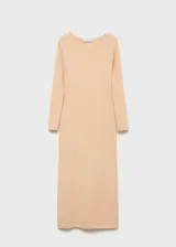Vestido midi de punto color beige, de corte ajustado y manga larga.