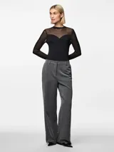 Body negro de mangas largas confeccionado en mesh, con cuello alto y corte ajustado.