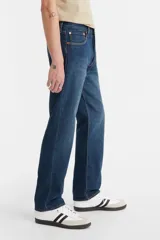 Pantalón de jean azul oscuro, de corte recto, con tiro medio y cierre de botones.