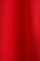 Vestido corto rojo de punto, con escote cuadrado al frente y breteles anchos que se cruzan en forma de 'X' en la espalda.