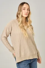 Sweater color beige de tejido de punto acanalado, con escote en V y mangas largas.