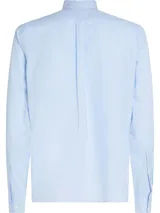 Camisa celeste de popelina de algodón con tecnología Flex, cuello abotonado, corte regular, puños en inglete con dos botones y logo de Tommy Hilfiger bordado en el pecho.