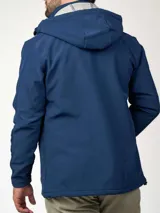 Campera negra de neopreno con capucha desmontable, cierre frontal, bolsillos laterales con cierre, puños ajustables y laterales elastizados.