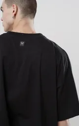 Remera negra de manga corta con calce boxy fit, confeccionada en tejido jersey 24/1 americano.
