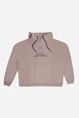 Canguro color topo de felpa para hombre, con capucha ajustable, puños y bolsillo tipo canguro. Presenta un estampado con arte y logo en el frente.