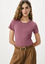 Remera básica color lila de manga corta y cuello redondo.