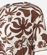 Blusa tipo t-shirt de corte super cropped con cuello redondo y mangas cortas. Presenta un estampado de íconos playeros en color marrón sobre un fondo beige.