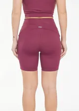 Calza biker deportiva de cintura alta color gris, con compresión, recortes y tejido transpirable de secado rápido.