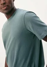 Camiseta básica de manga corta, cuello redondo y calce regular, color rojo jaspeado.