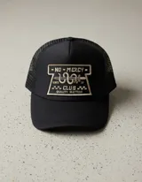 Gorra trucker negra con parche bordado en el frente con el texto "No Mercy Club Since 19' Quality Matters" e imagen de una serpiente atravesada por una espada.