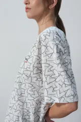 Camisón corto blanco con estampado de corazones grises y detalle de logo bordado en el pecho.