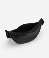 Bandolera marrón de poliuretano con correa ajustable.