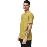 Remera amarilla con logo RVCA estampado en el pecho.