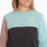 Buzo de mujer con diseño color block en tonos celeste, gris oscuro y rosa. Tiene cuello redondo, mangas largas y logo bordado en el pecho.