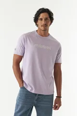 Remera gris oscuro con logo 'mistral' estampado en relieve color ladrillo.