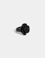 Anillo negro de resina con forma de rosa.