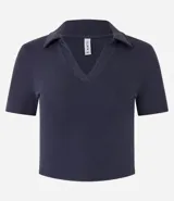 Blusa de punto acanalado (rib) color marrón oscuro, con cuello polo, escote en V y manga corta.