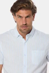 Camisa de manga corta con rayas celestes y amarillas, corte slim fit y bolsillo en el pecho.