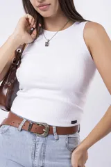 Musculosa ajustada color naranja vibrante, con tejido acanalado (ribbed) y cuello redondo.