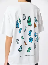 Camiseta blanca de algodón orgánico con corte oversize, estampado de un mosquetón azul y texto en el lateral superior izquierdo y estampado en la espalda.